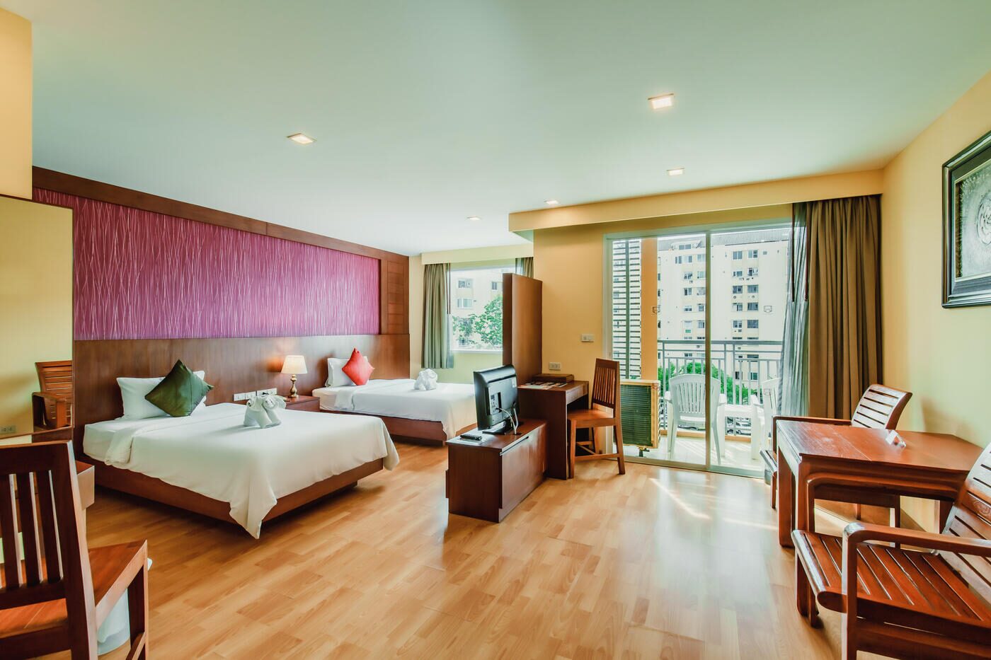 Deluxe Suite Twin City View